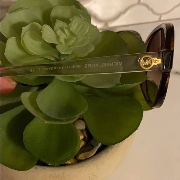 Michael Kors vintage look Sunnies. - Picture 2 of 3